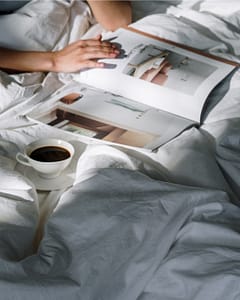 Buch lesen im Bett - entspannt dank Service von RAS Residential Concierge