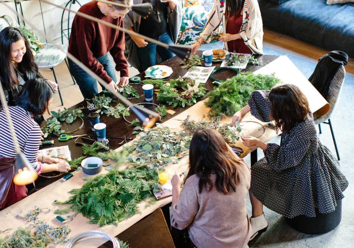 Gruppe Frauen arbeiten mit Grünpflanzen - RAS Community Concierge ist eine Lösung für Quartiere mit gemischter Nutzung