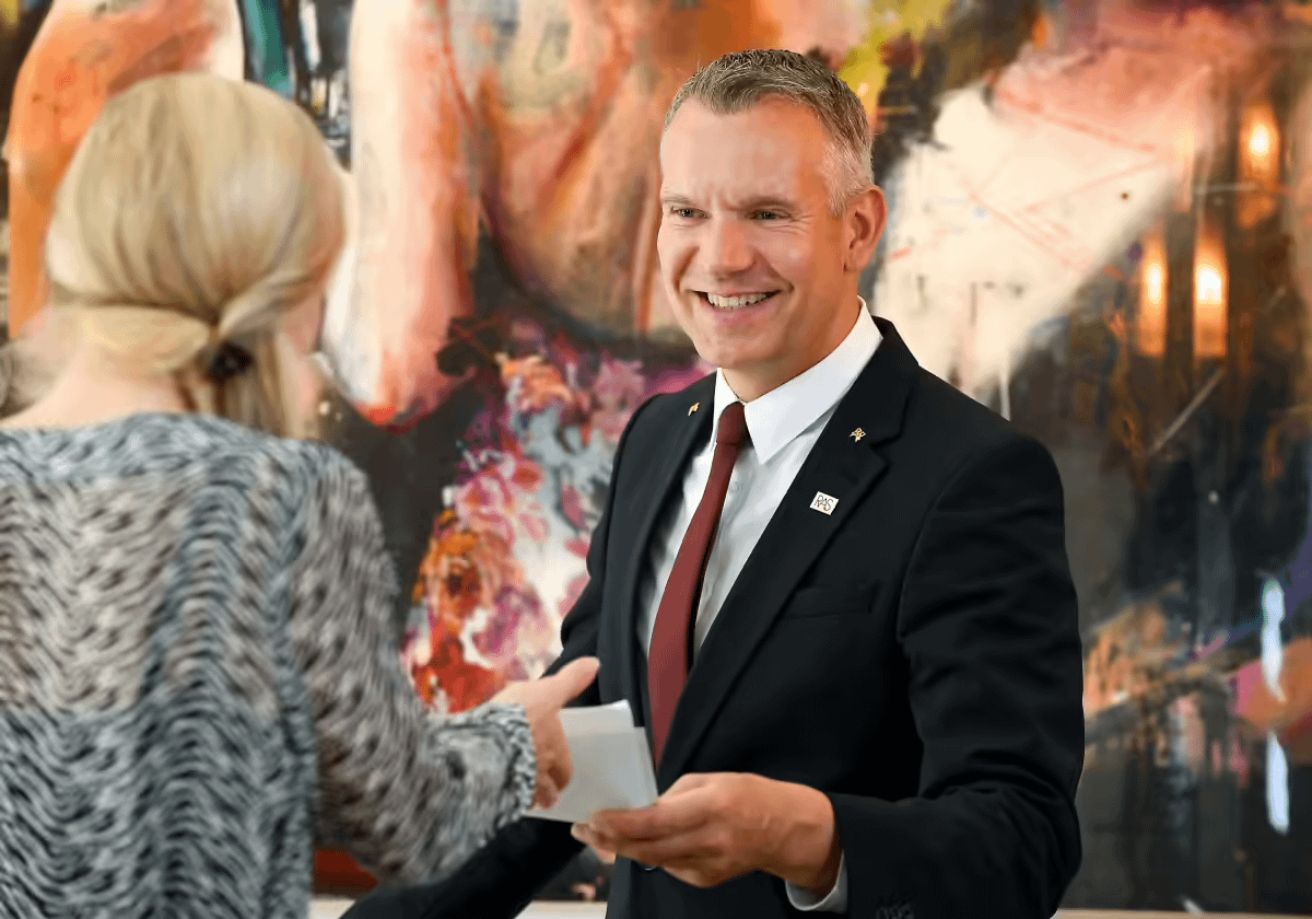 zufriedener Verwalter, dank der Vorteile durch Empfangsoutsourcing mit RAS