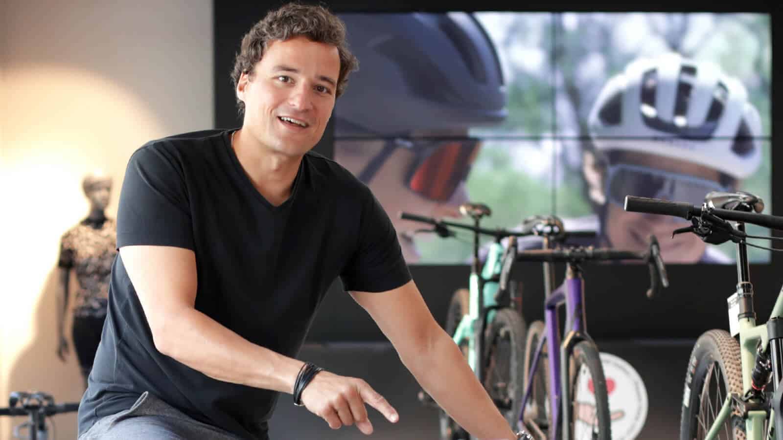 Fahrradhändler präsentiert Räder