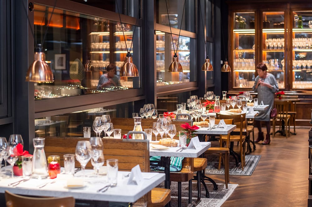 Gedeckte Tische für den Generationen Dinner in der Tertianum Premium Residenz