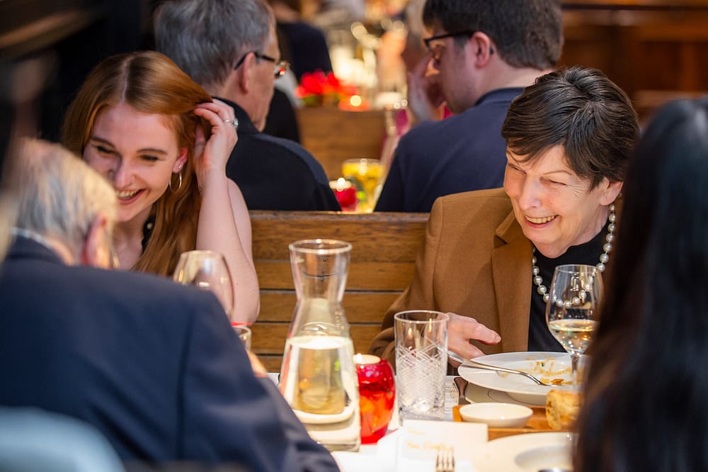 Gut gelaunte Teilnehmer des Tertianum Generationen Dinners