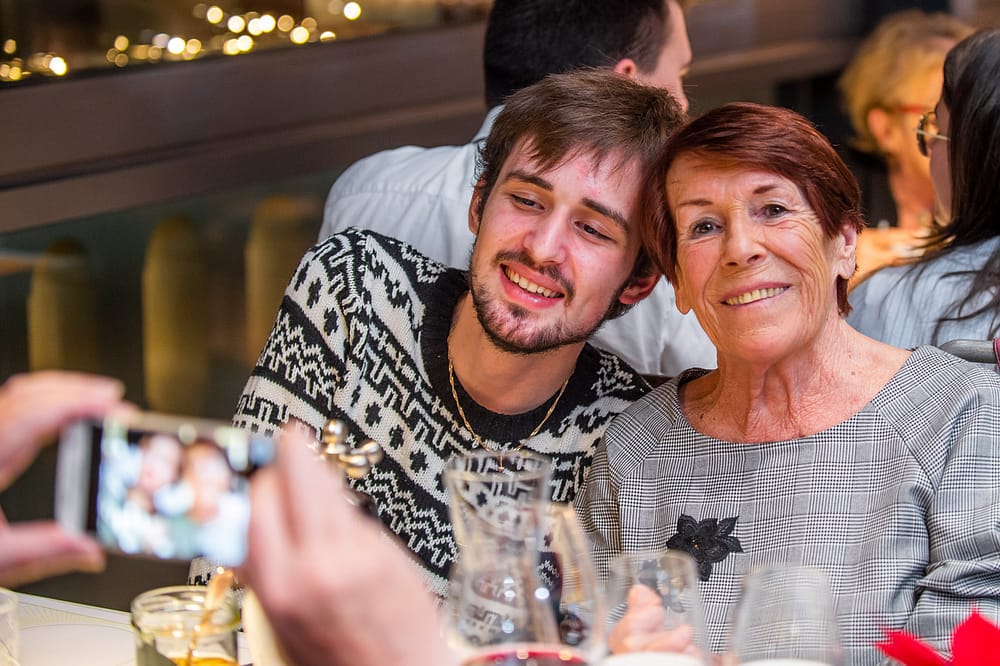 Seniorin und Studierender werden bei Tertianum Generationen Dinner fotografiert