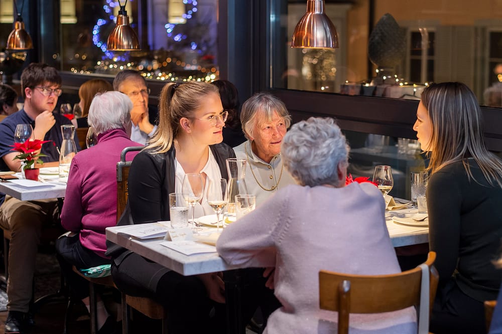 Tisch mit zwei jungen und zwei älteren Frauen beim Tertianum Generationen Dinner