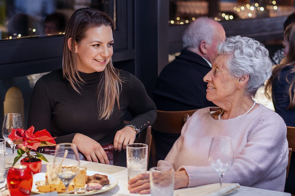 Eine junge und eine ältere Frau beim Dinner in der Tertianum Luxus Seniorenresidenz