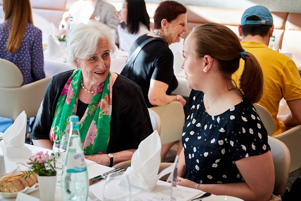 Gute Laune bei Teilnehmerinnen des Generationen Dinners