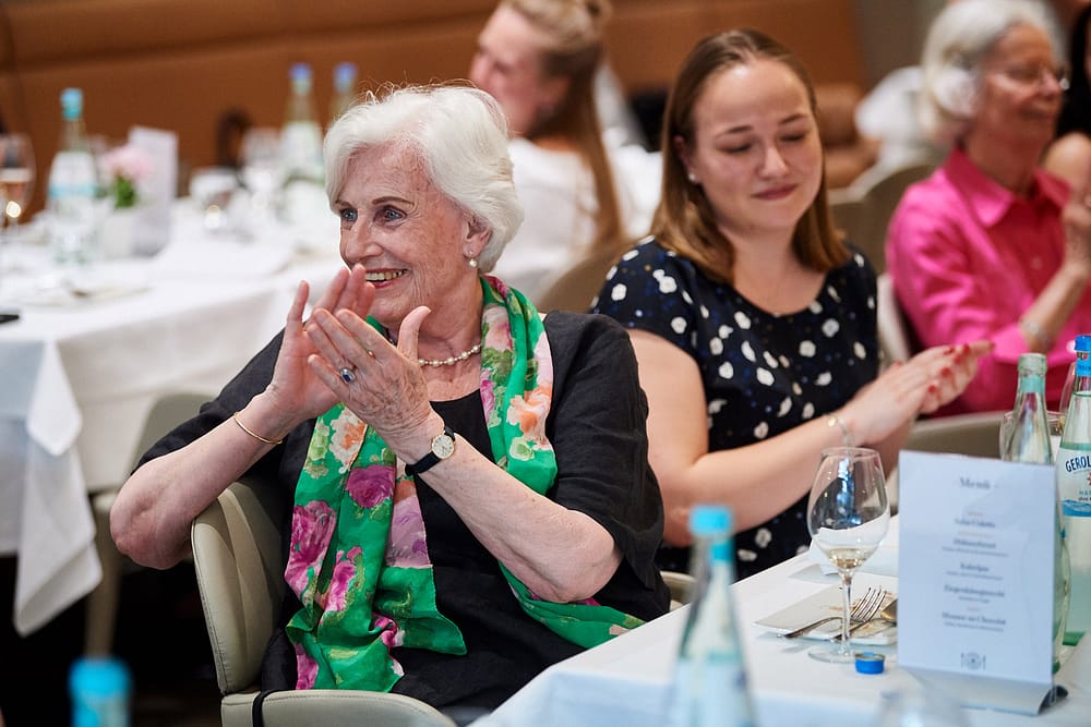Teilnehmer des Generationen Dinners applaudieren