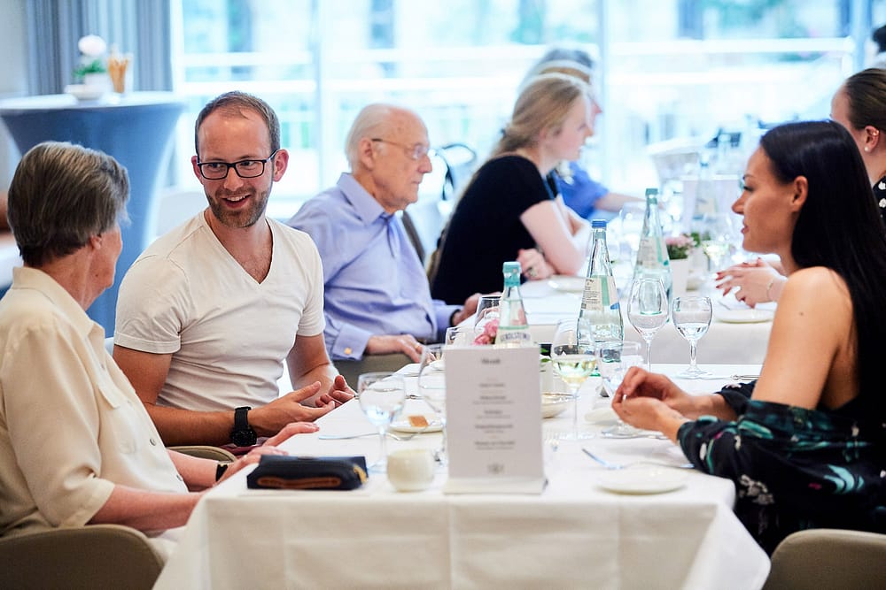 Angeregte Gespräche der jungen und alten Teilnehmer vom Generationen Dinner