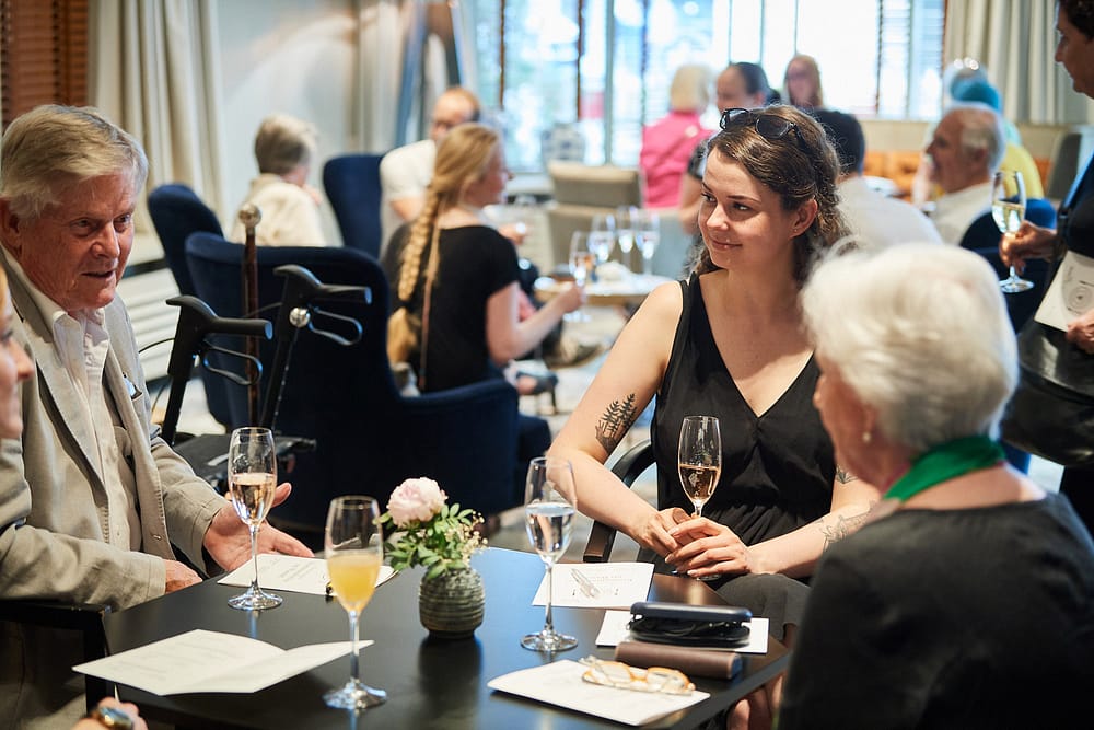 Junge Teilnehmerin des Generationen Dinners zeigt Offenheit gegenüber älteren Menschen