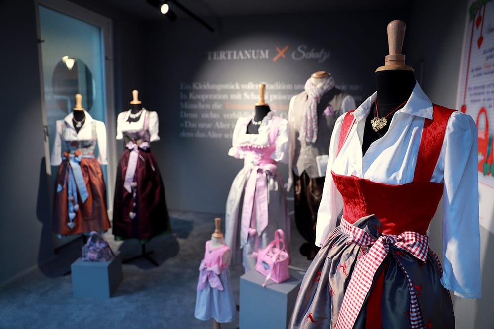 Dirndl von Schatzi in einem Schaufenster, das von Bewohnern der Tertianum Premium Residenz und dem Student in Residence gestaltet wurde