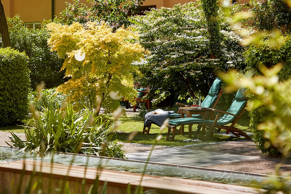 Oase der Entspannung: Zwei liegen im gemeinschaftlichen Garten der Tertianum Residenz
