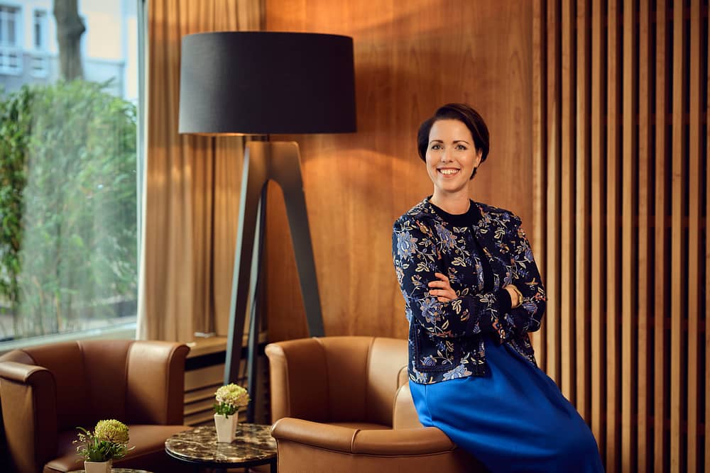 Foto von Anna Schingen (DPF AG) im Clubraum der Tertianum Premium Residence Berlin
