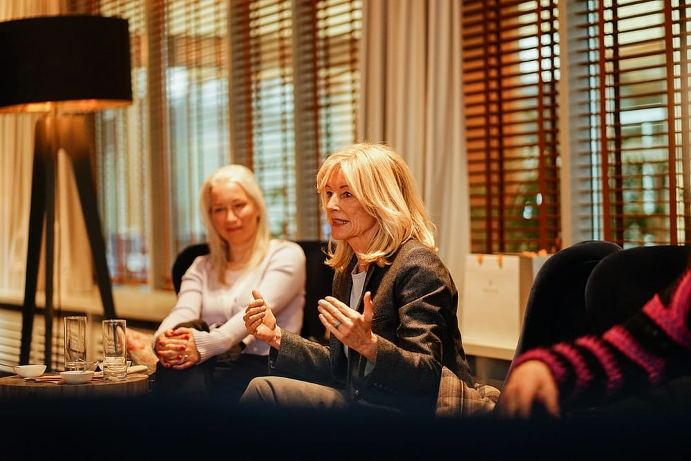Nina Goldhammer und Tina Arzt tauschen sich beim 1. Tertianum Circle zum Thema Leben und Wohnen im Alter aus.