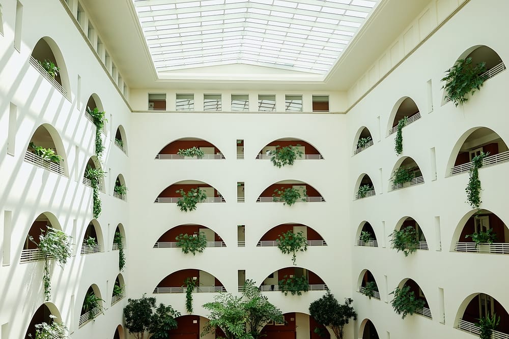 lichtdurchflutetes Atrium der Tertianum Premium Residence Berlin