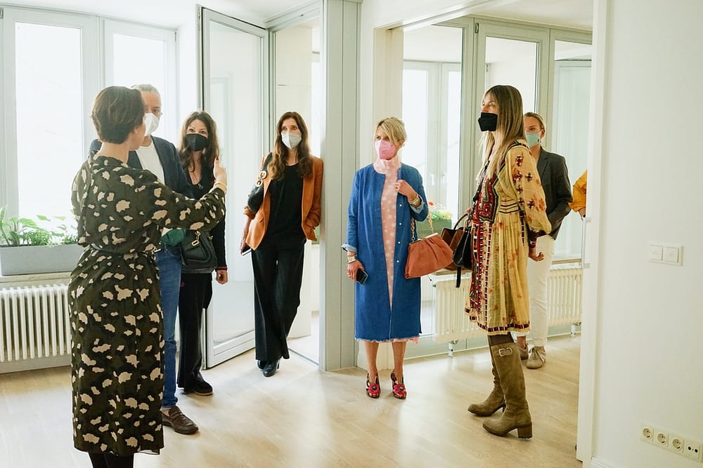 Teilnehmer der Veranstaltung Tertianum Circle besichtigen eine Wohnung in der Tertianum Residenz Berlin