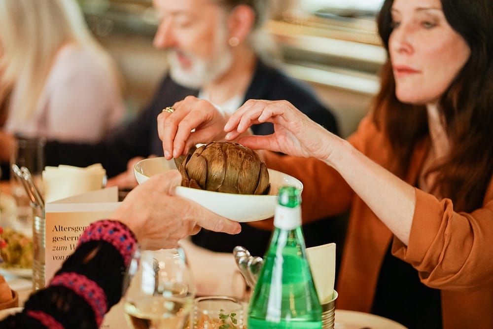 Teilnehmer des Tertianum Circle sitzen zu Tisch und essen