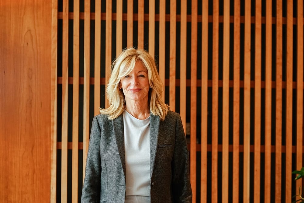 Tina Artz im Clubraum der Tertianum Residenz Berlin