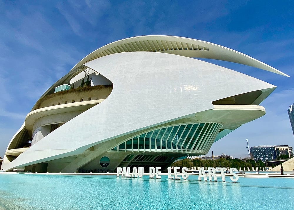 Blick auf den Palast der Künste in Valencia