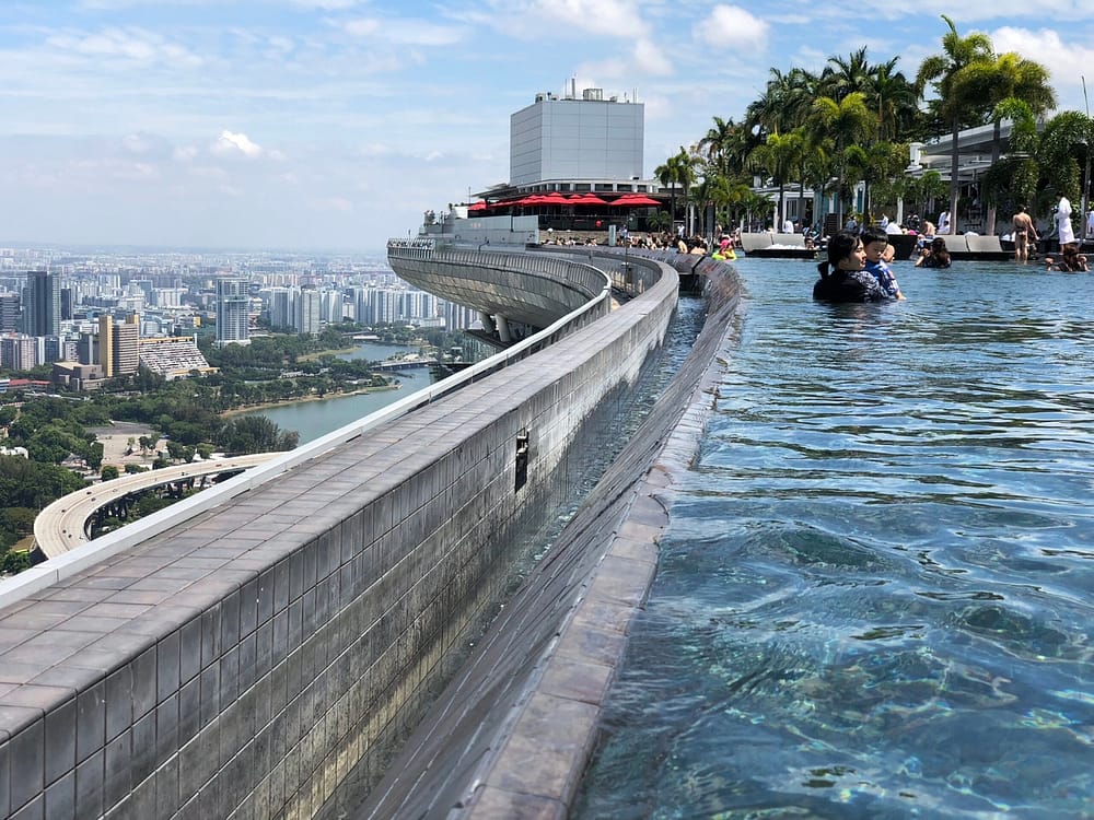 Infinity Pool in Singapur mit spektakulärer Aussicht auf die Stadt