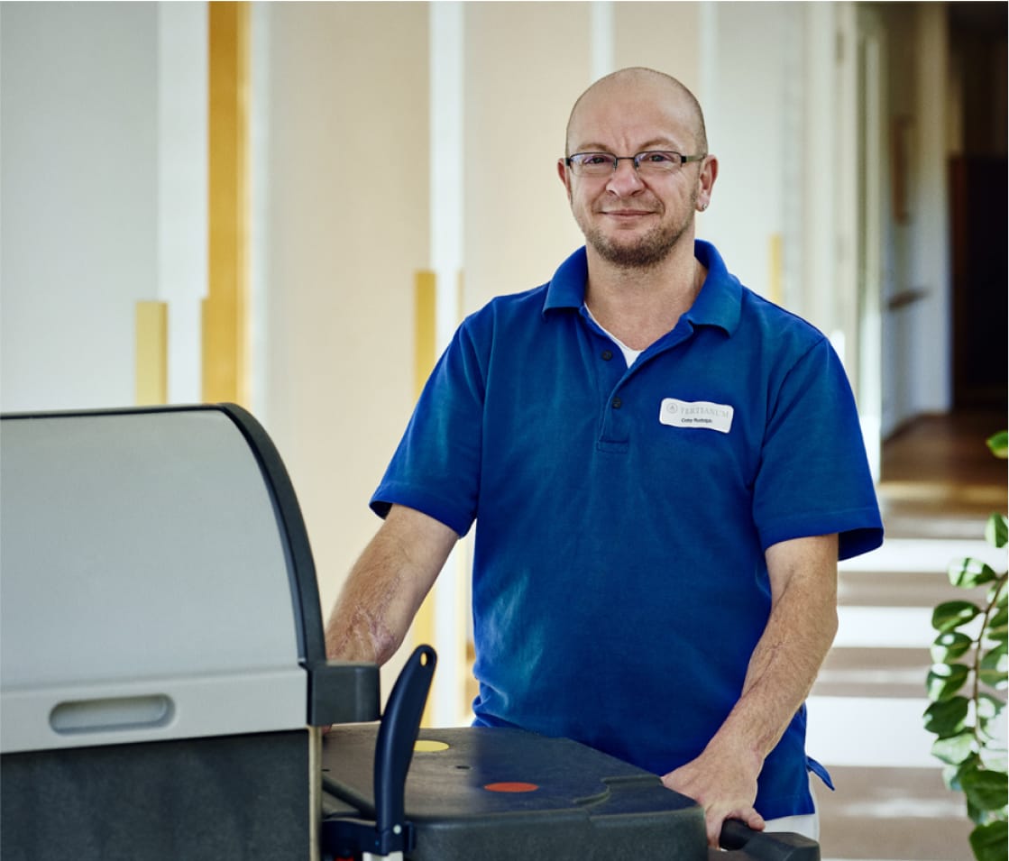 Tertianum-Mitarbeiter Coby Rudolph bei der Arbeit