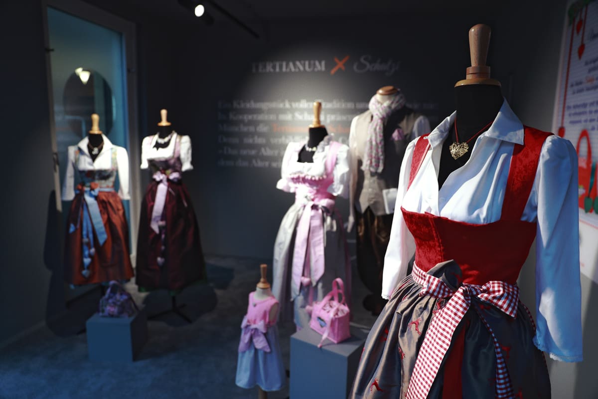 Generationenaustausch bei Tertianum - Schaufenster mit Dirndl und Trachten, das im Zuge eines Generationen-Austausch Projekts gestaltet wurde