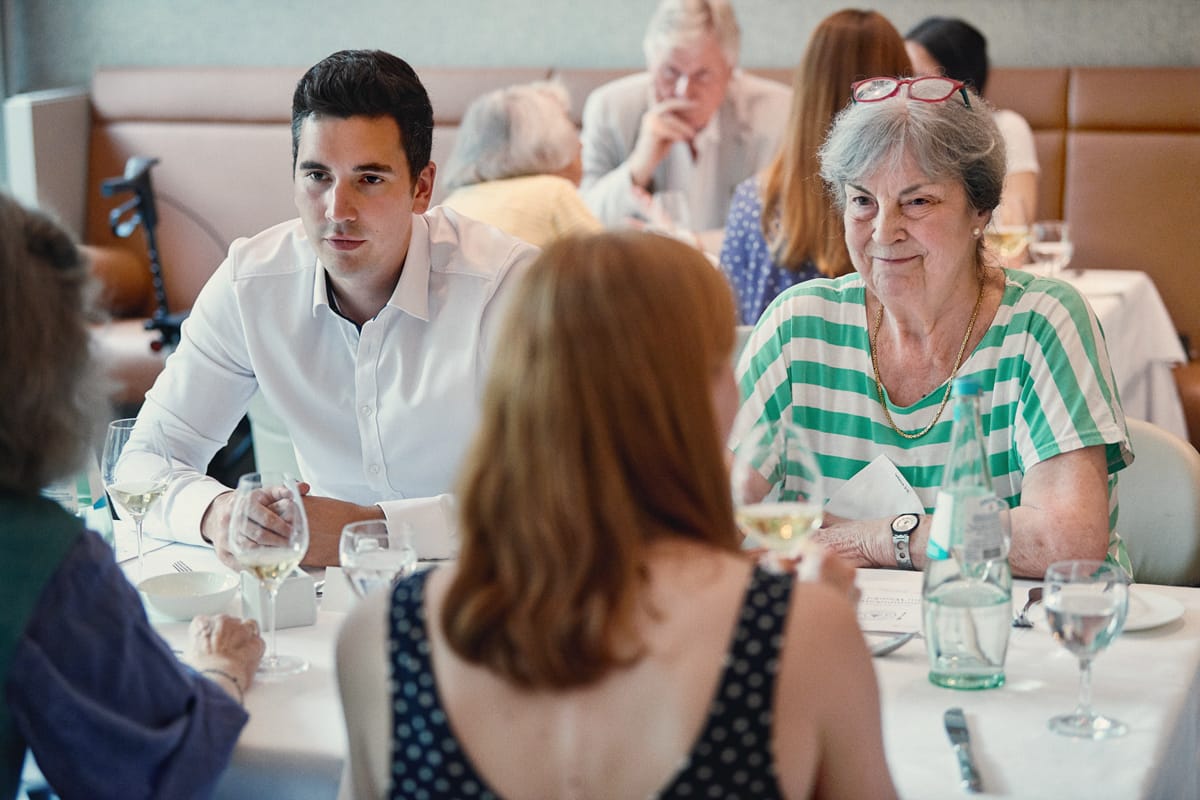 Generationsübergreifender Austausch bei Tertianum - Studierende und Bewohner der Tertianum Premium Residence beim Generationendinner