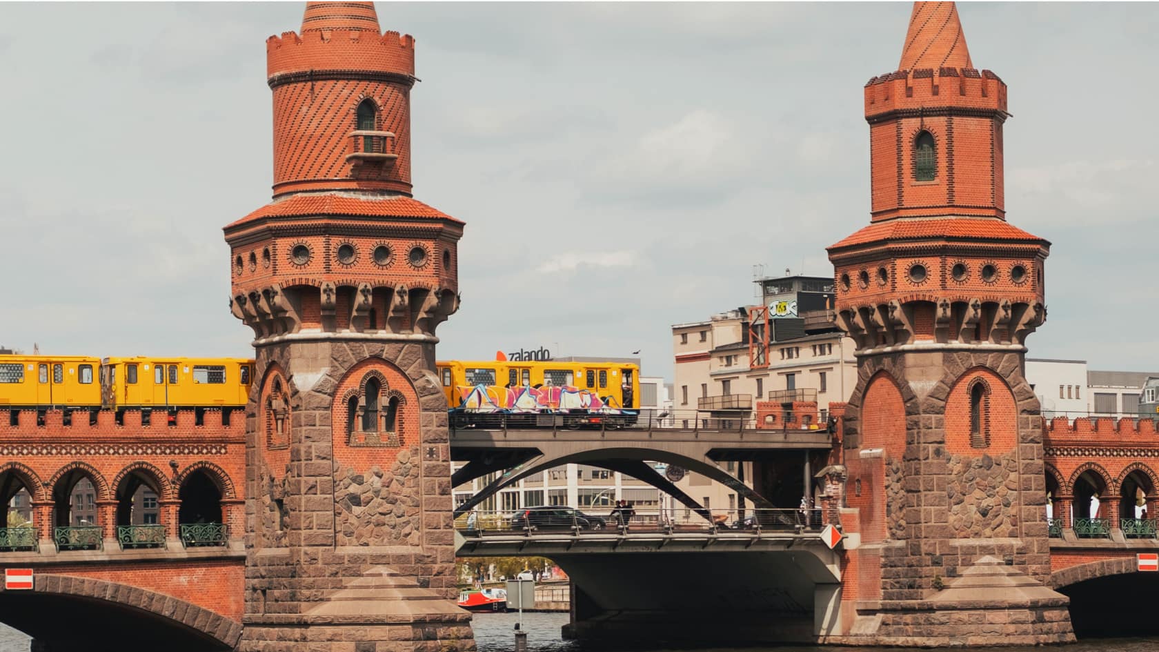 Blick auf die Oberbaumbrücke zwischen Friedrichshain & Kreuzberg - architektonischer Höhepunkt beim Stadtspaziergang durch Berlin