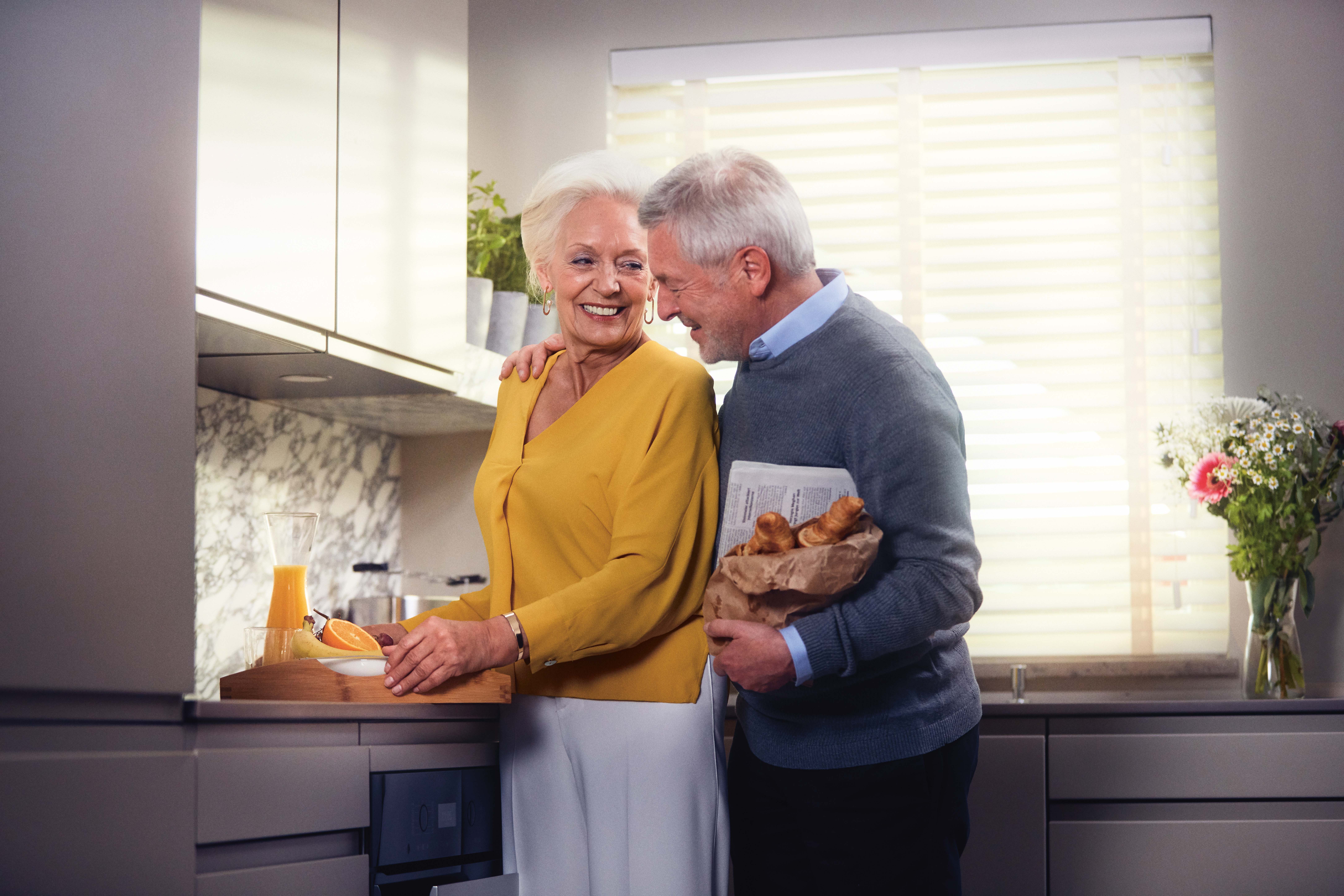 Glückliches älteres Paar macht sich Frühstück