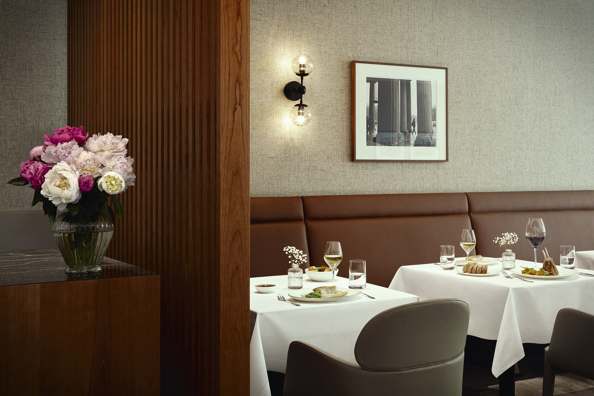 Gedeckte Tische im Bewohnerrestaurant in der Tertianum Seniorenwohnanlage