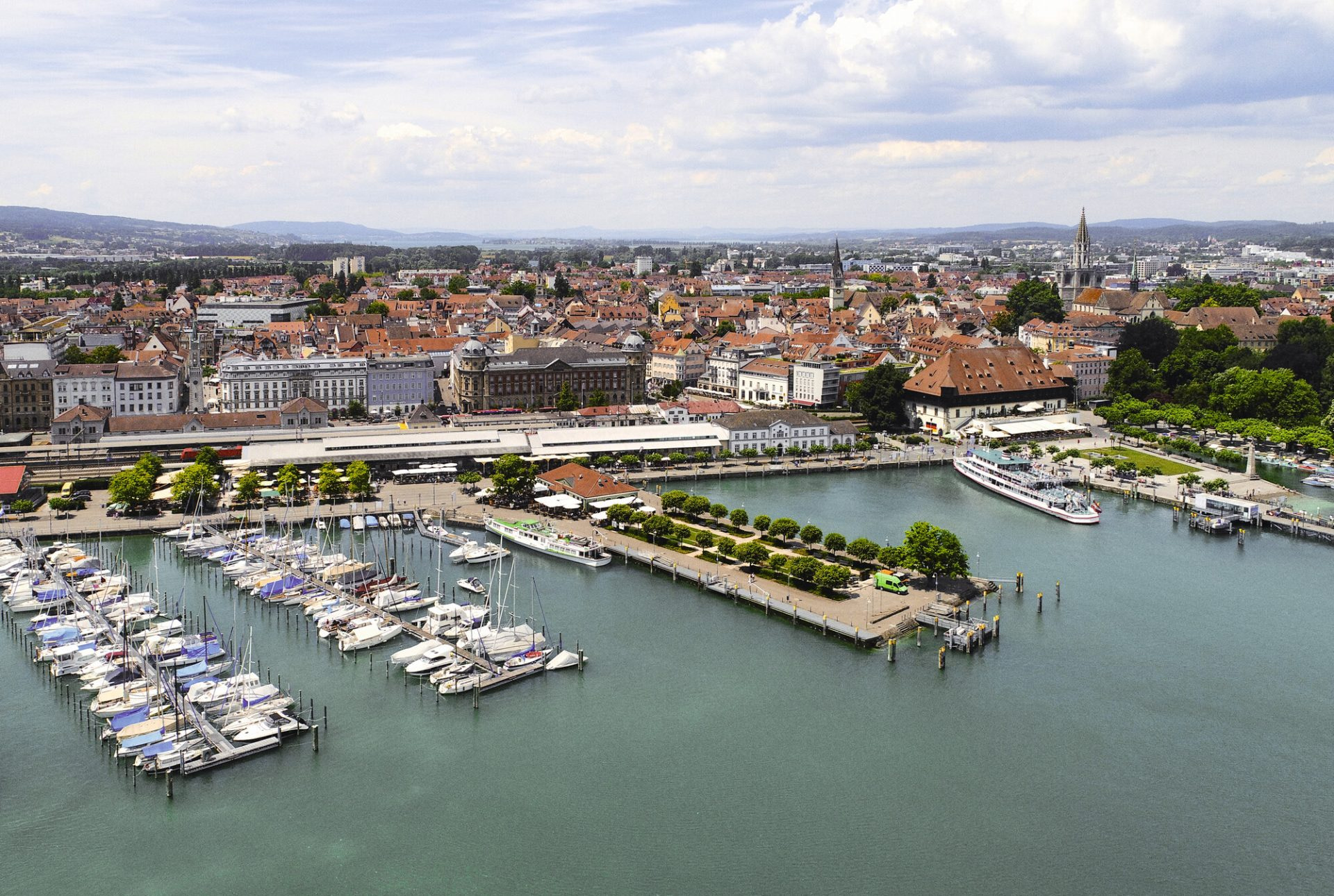 Luftaufnahme vom Konstanzer Hafen mit der Tertianum Seniorenresidenz am Bodensee