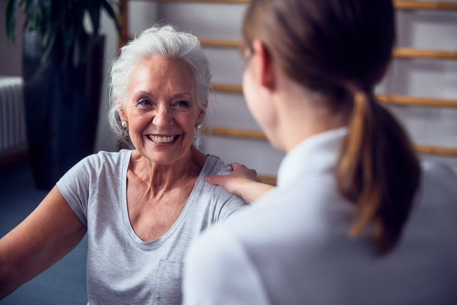Seniorin mit einer Pflegerin im Gespräch