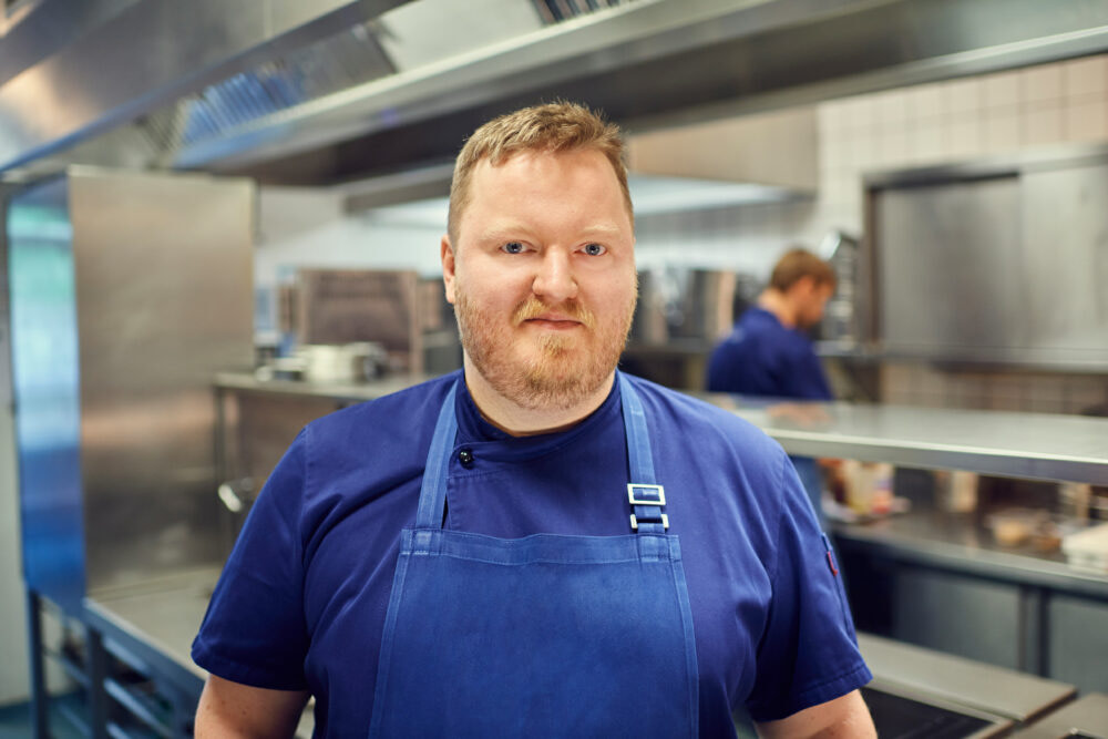 Dominik Obermeier, Küchendirektor für die Tertianum Premium Residenzen & der Brasserie Colette Tim Raue. Der berufliche Weg von Dominik Obermeier startete mit der Ausbildung im Hotel Intercontinental Berlin. Es war der Einstieg in die gehobene Gastronomie und so folgten die Restaurants „MA – Tim Raue“ im Hotel Adlon, „Tim Raue“, das 3-Sterne-Restaurant „la vie“ in Osnabrück sowie als Executive Sous-Chef im Restaurant „petit tirolia“ im Hotel „grand tirolia“ in Kitzbühel.