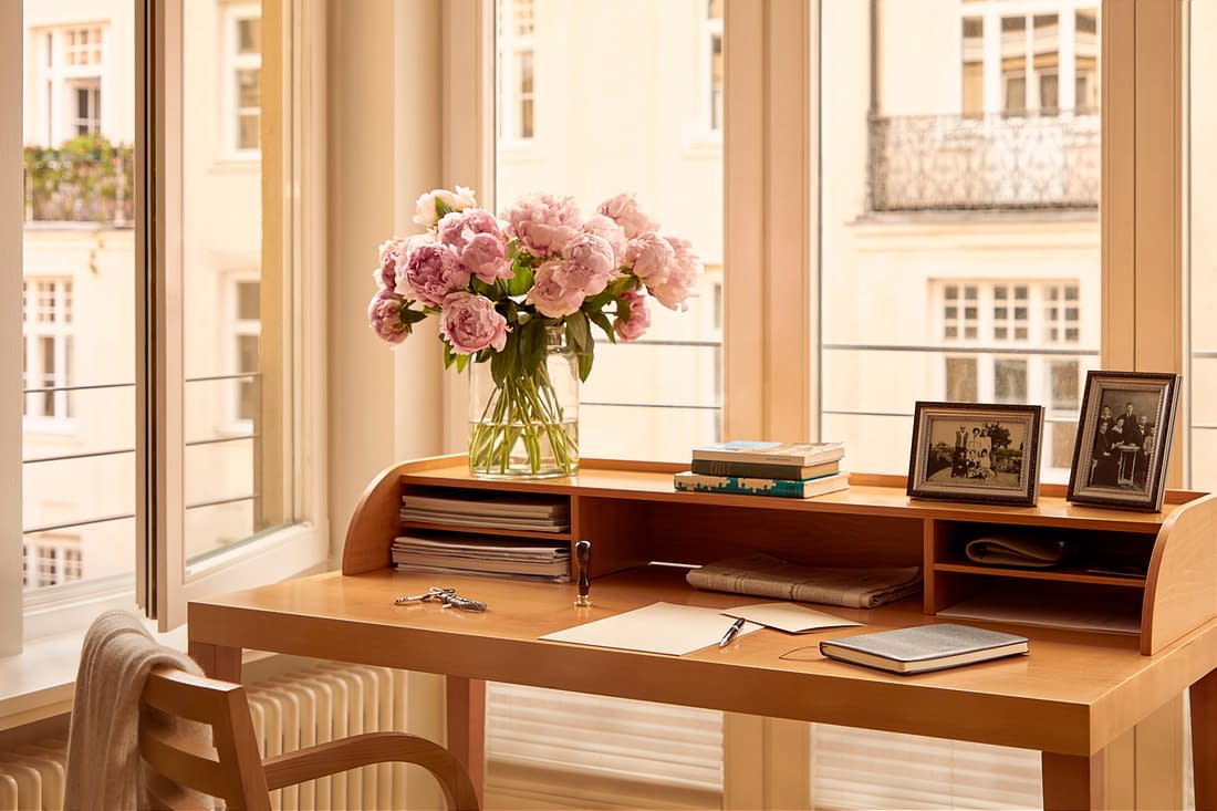 Schreibtisch in der Luxus Premium Seniorenresidenz München