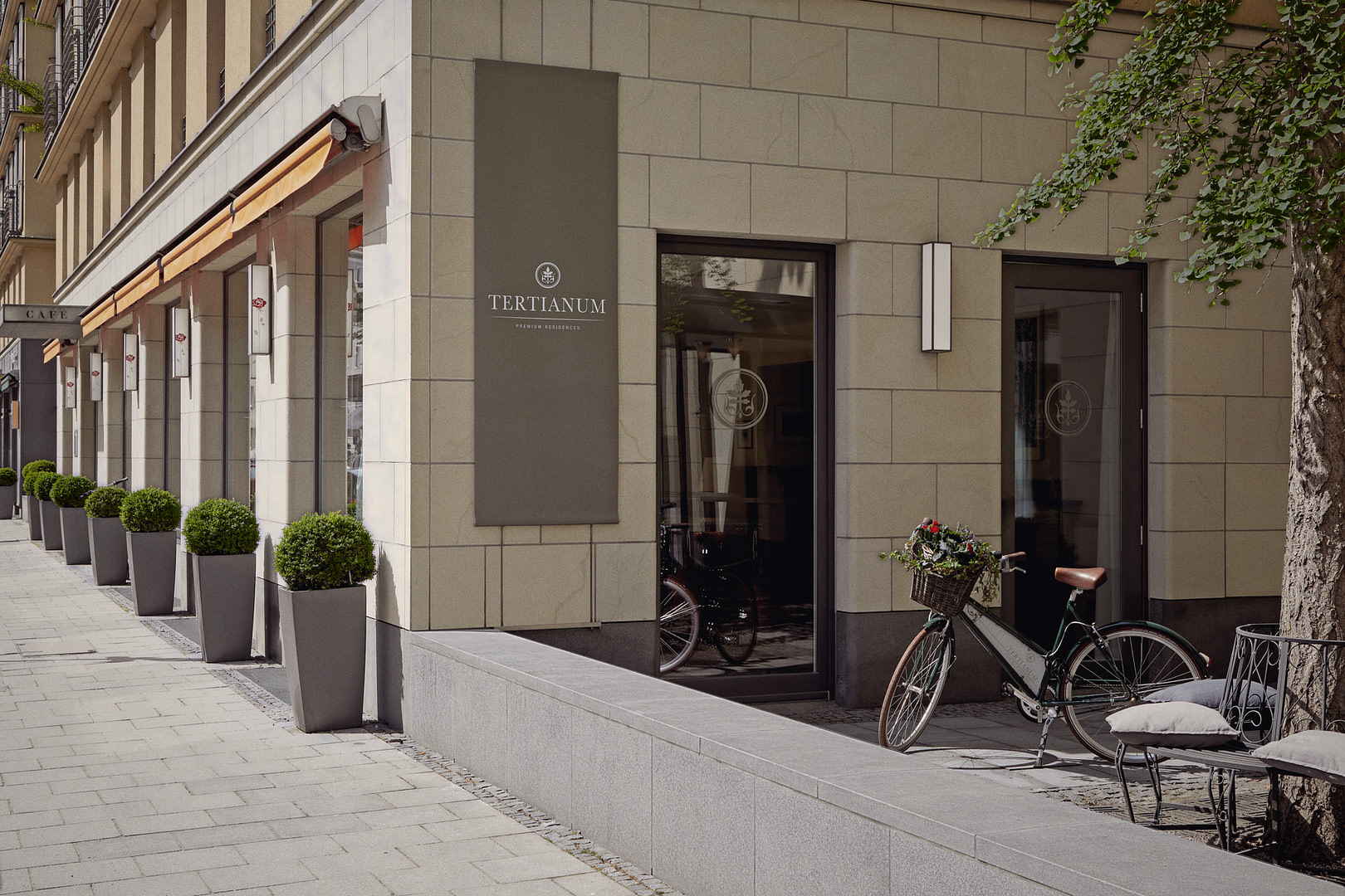 Der Eingang der luxuriösen Tertianum Premium Seniorenresidenz in München