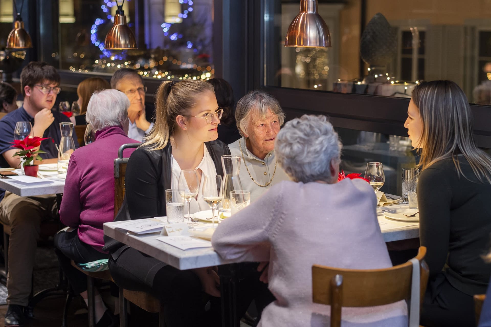 Eine Gruppe Frauen im Restaurant bei einem Mehrgenerationendinner