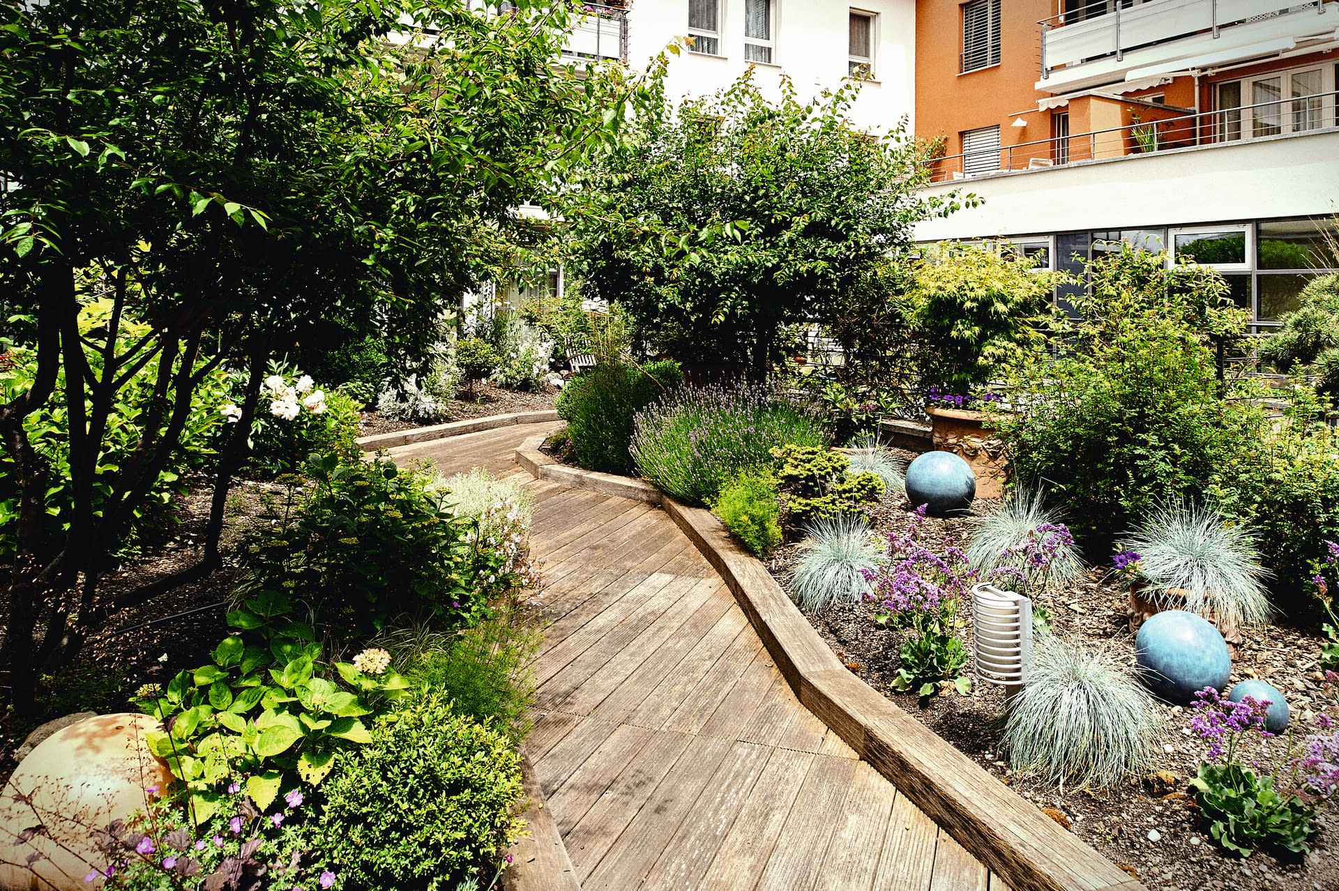 Ein schön angelegter Garten in den Tertianum Premium Residences für altersgerechtes Wohnen