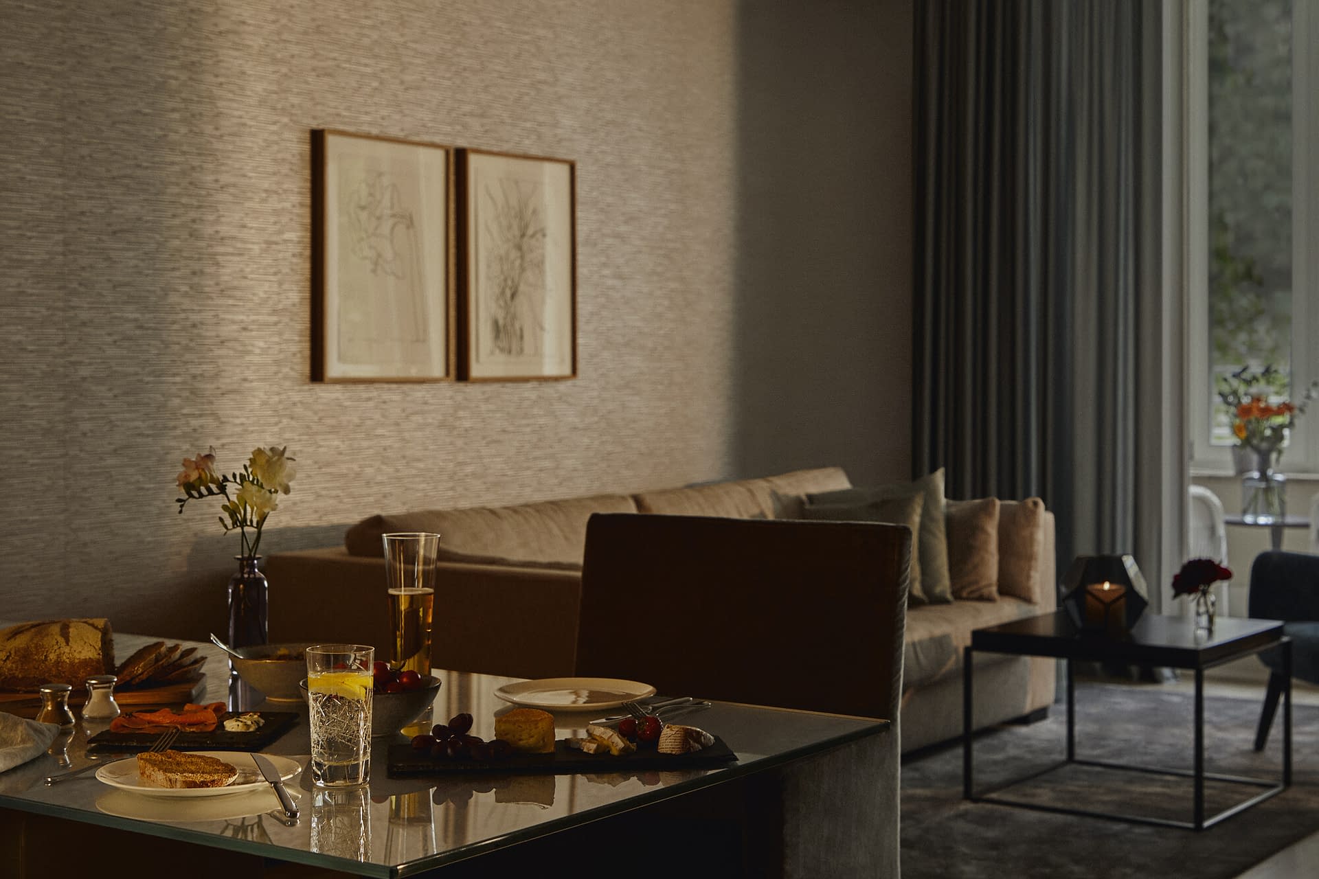 Tisch und Couch im Wohnzimmer einer Gästewohnung in der Tertianum Seniorenwohnanlage