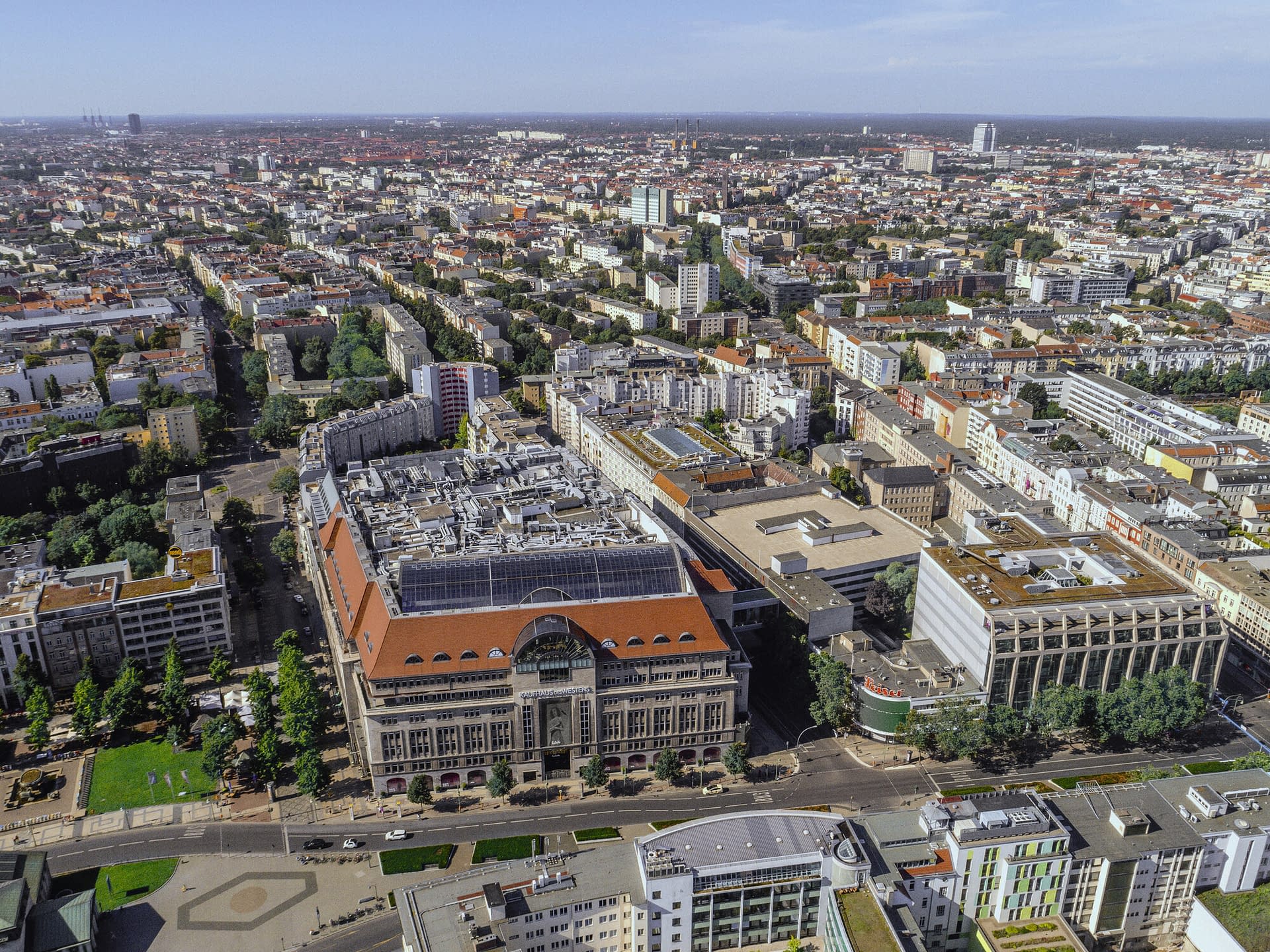 Eine Luftaufnahme der Stadt Berlin und der Tertianum Seniorenresidenz für altersgerechtes Wohnen