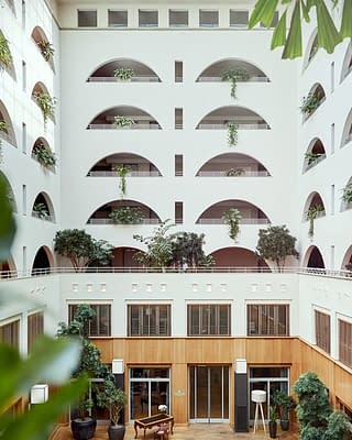 Großes Atrium in der Tertianum Seniorenwohnanlage