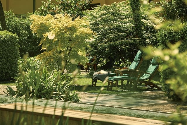 Liegestuhl im Garten der Tertianum Premium Residences