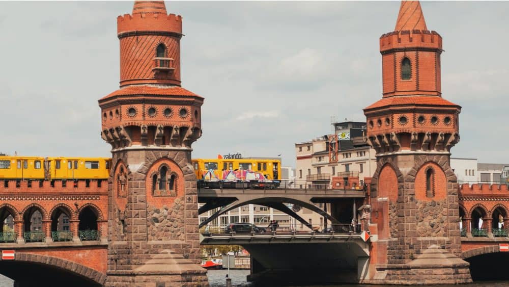 Die Berliner Oberbaumbrücke mit einer darüber fahrenden S-Bahn.
