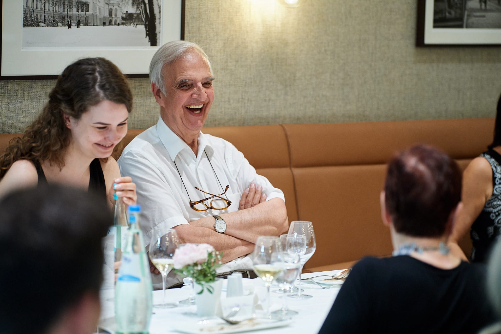 Ein lachender älterer Herr in Gesellschaft