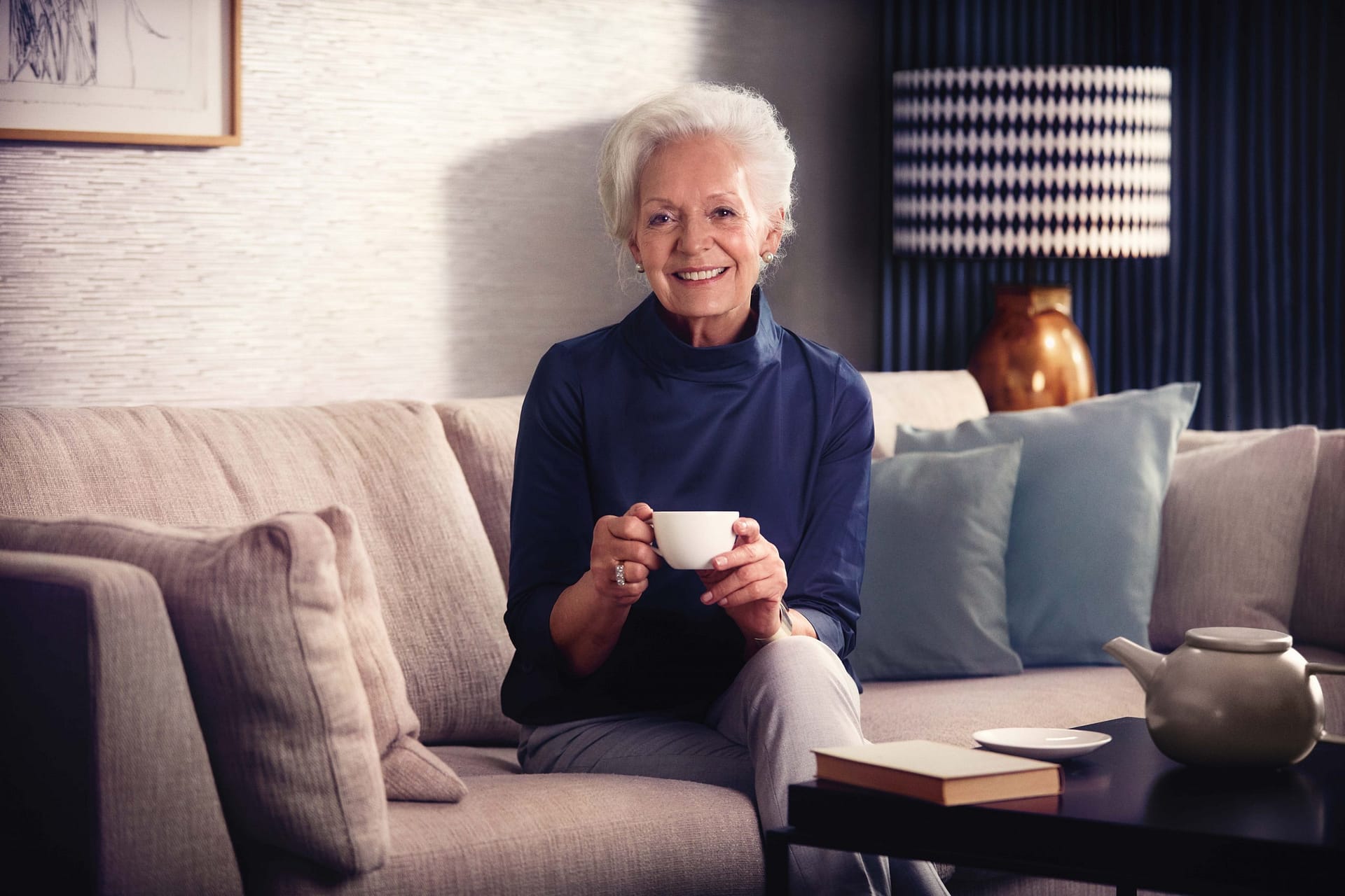 Seniorin mit Kaffeetasse in ihrem Tertianum Alterswohnsitz