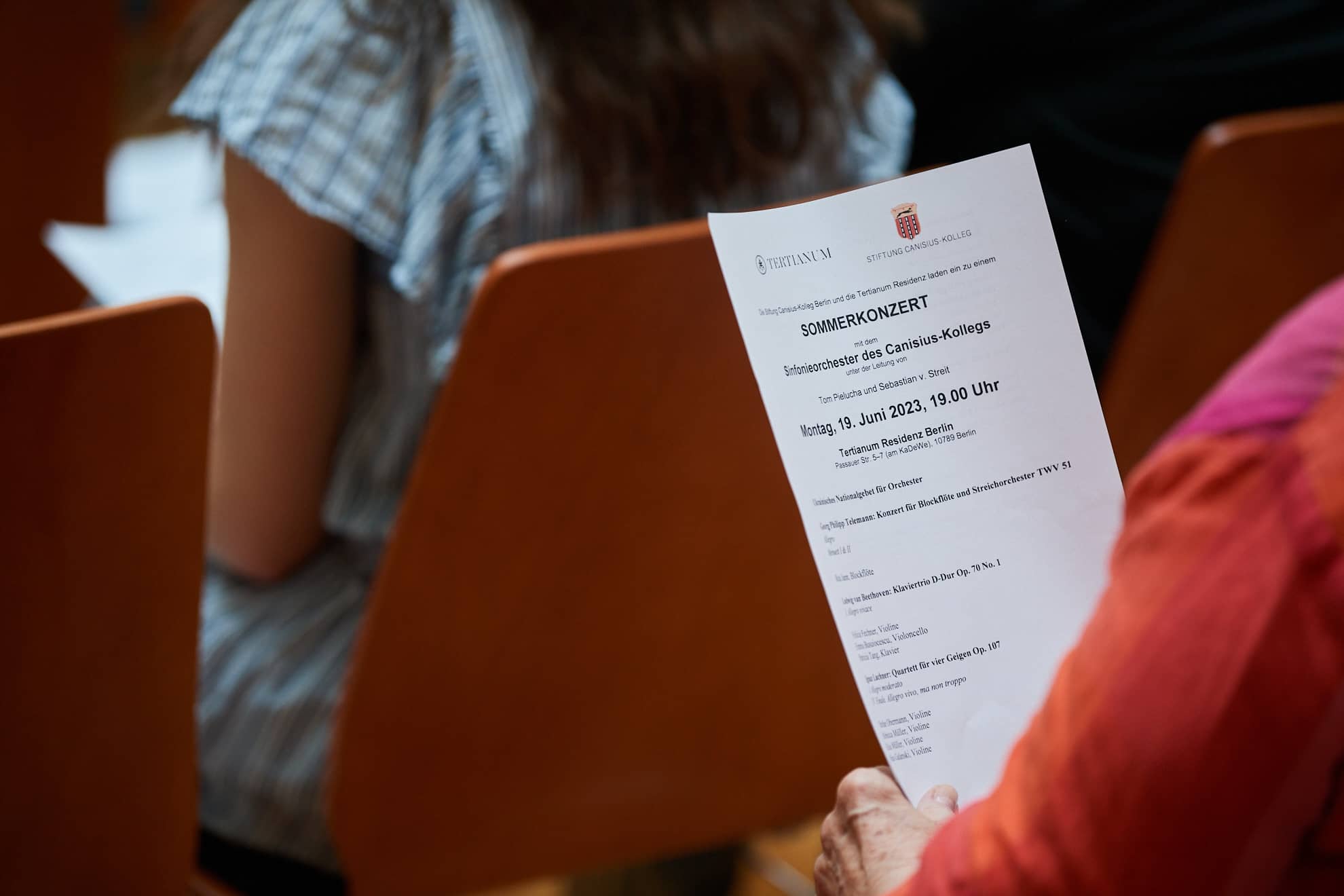 Eine Zuschauerin hält das Programm des Sommerkonzerts in der Tertianum Premium Residenz in der Hand.
