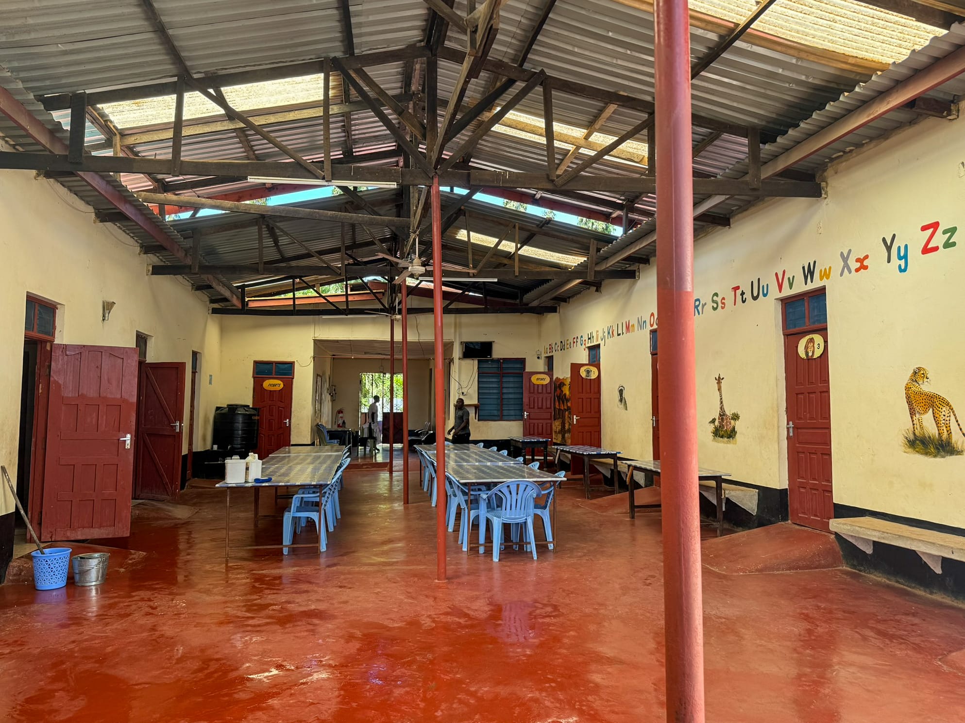 Blick in den Innenraum des Speisesaal im Phönix-Kinderhaus in Kenia
