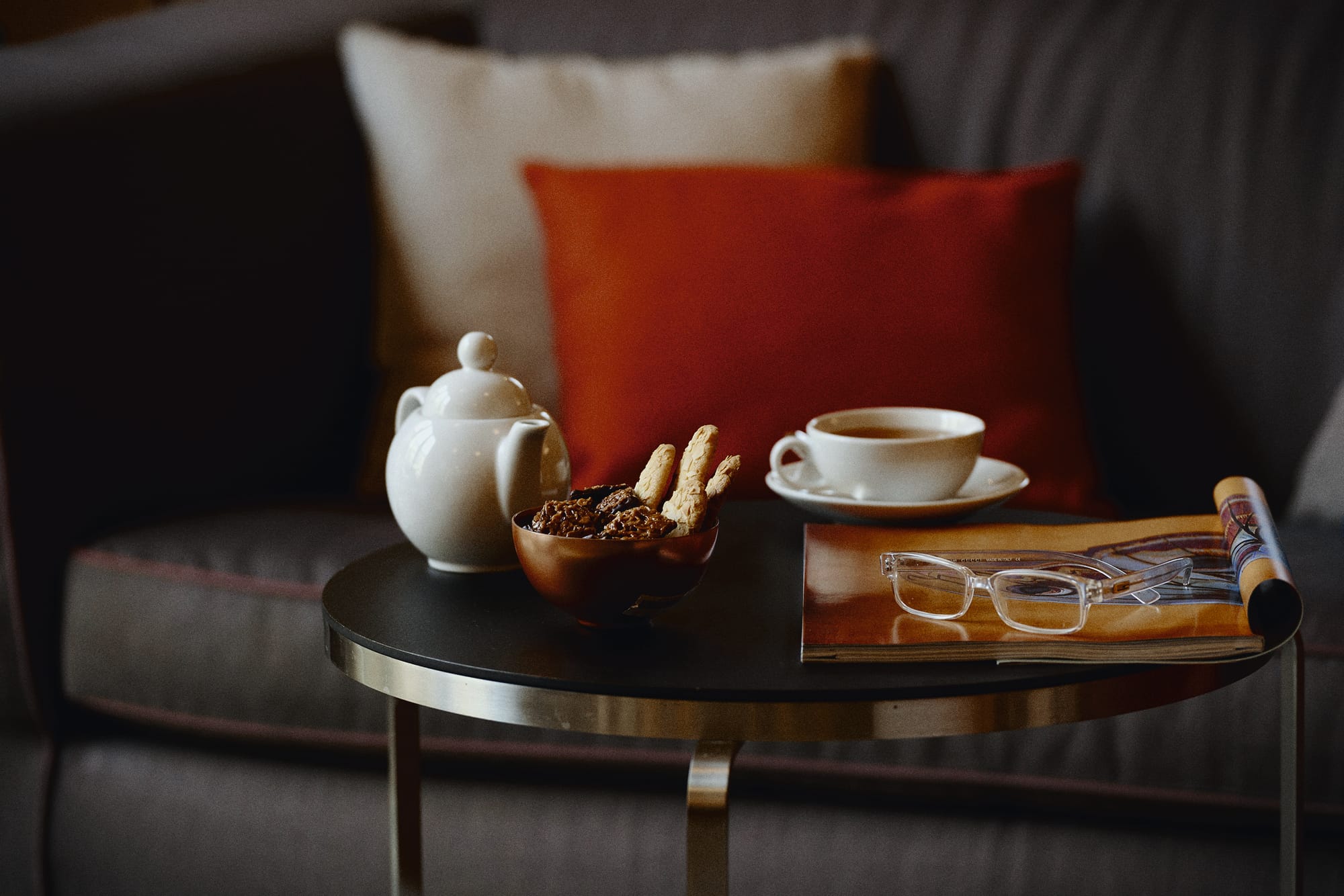 Sofa und Couchtisch, auf dem Kaffee und Plätzchen bereitstehen.