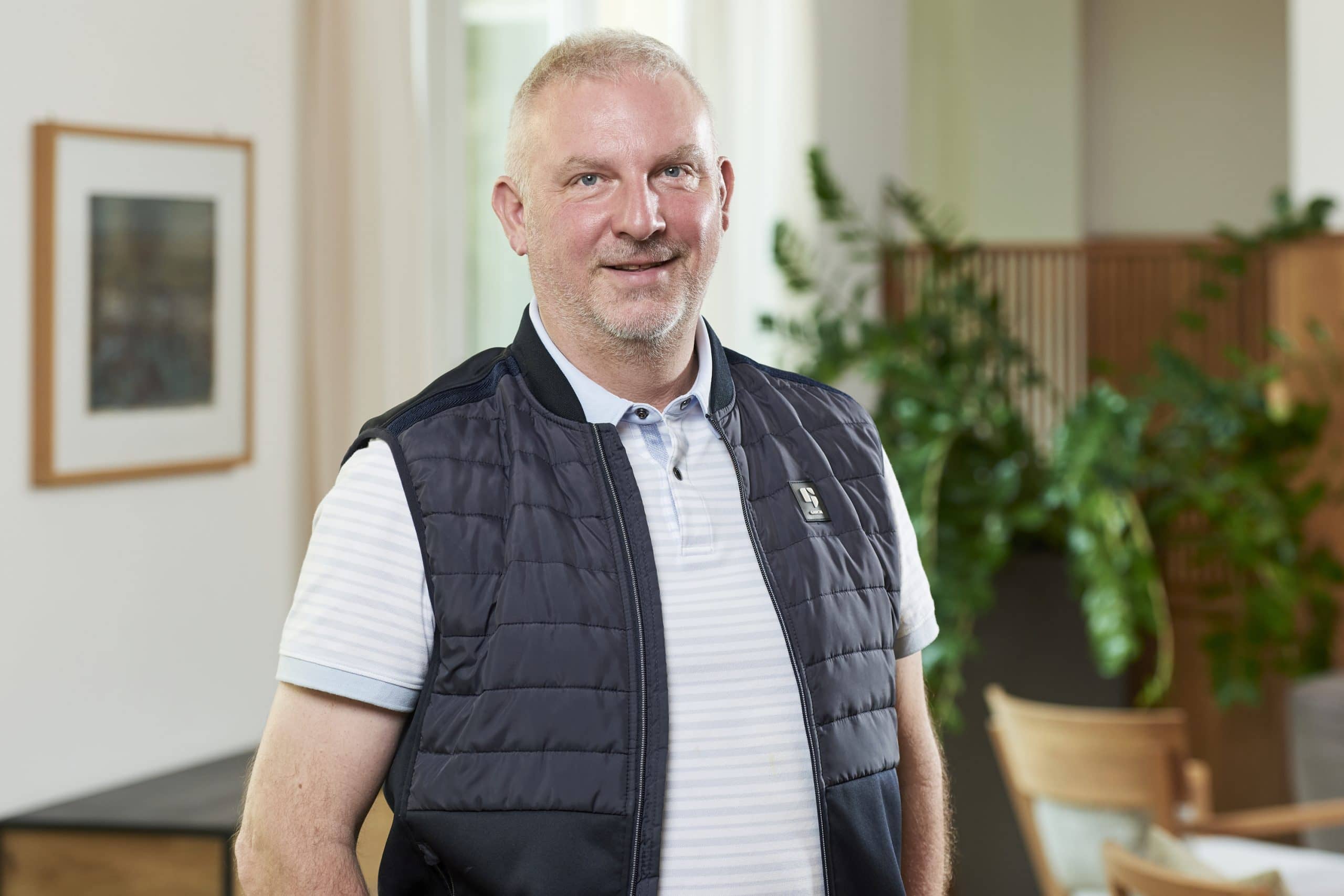 Robert Benno mit Steppweste, Mitarbeiter Tertianum