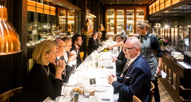 Gäste am Tisch im Restaurant Brasserie Colette