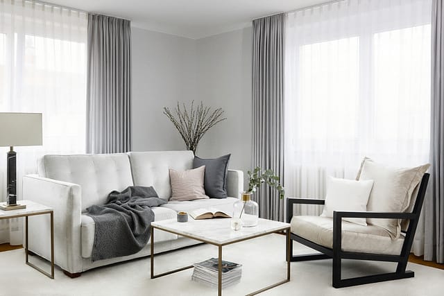 Hell eingerichtetes Wohnzimmer in einer Seniorenwohnung im Tertianum