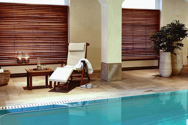 Ein Pool mit Liegestuhl in den Tertianum Premium Residences für altersgerechtes Wohnen.